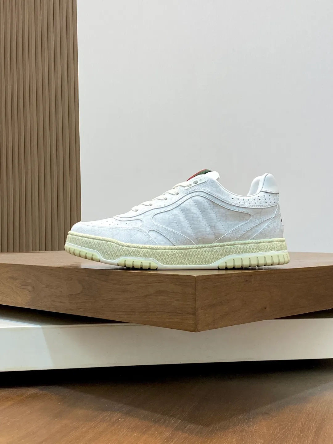 Men's Shoes 💰660 𝐆𝐮𝐜𝐜𝐢 𝐑𝐞-𝐖𝐞𝐛 As the first sneaker created by Sabato De Sarno for Gucci, the Re-Web series reinterprets the brand's classic stripes and sets off the modern silhouette design with bold and unique details. These shoes are crafted from white leather. This new sneaker is ingeniously decorated with many of the brand's classic details, and is equipped with a bright red and green webbing tongue, which will make people fall in love at first sight. White leather treated with a special process for softness and luster, with an embossed grainy texture. Script Gucci logo and interlocking G web label with Interlocking G and script Gucci logo. Rubber outsole with interlocking G detail eyelets. Web tongue. Size: 39-44 (customized for sizes 38 and 45)
